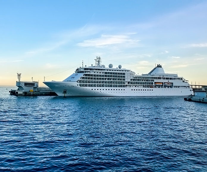 crucero en el mar al atardecer