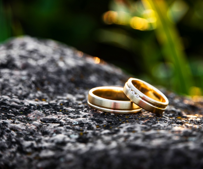 Anillos de boda sobre una roca.