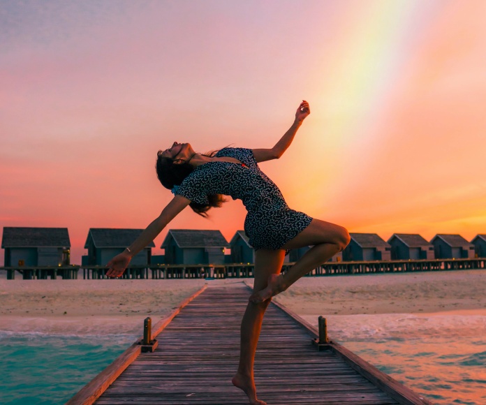 Mujer bailando en un muelle.