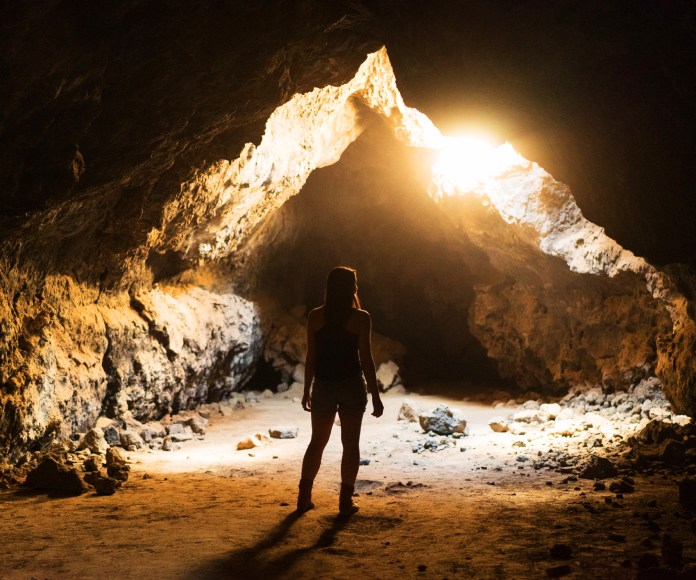 Mujer en una cueva.