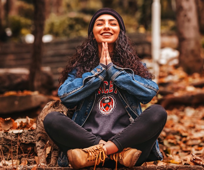 Chica meditando en el bosque.