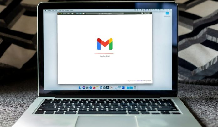 Ordenador con una bandeja de email.