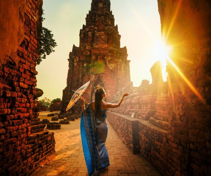 Mujer caminando en un templo.