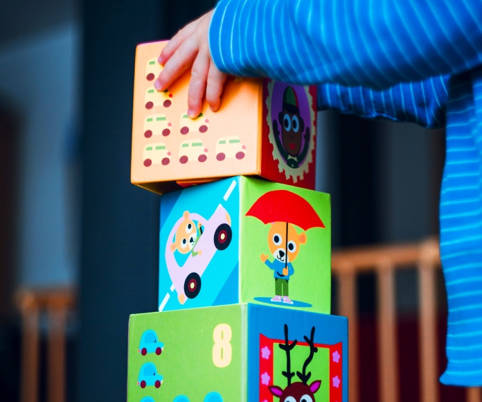 Bebé jugando con cubos.