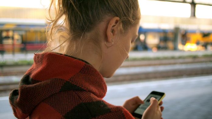 Chica viendo el teléfono