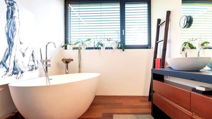 Cinco tips para decorar baños pequeños