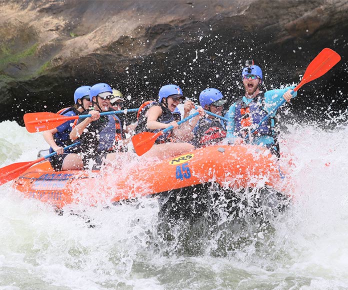 Grupo de gente montando en kayak haciendo rafting