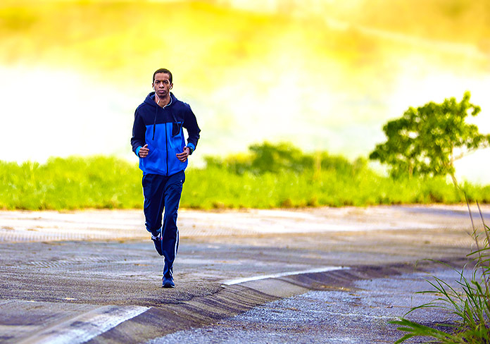 Hombre haciendo running con ropa de deporte de invierno