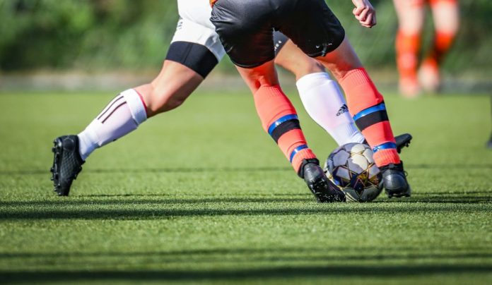 Jugadores de fútbol compitiendo por el balón.