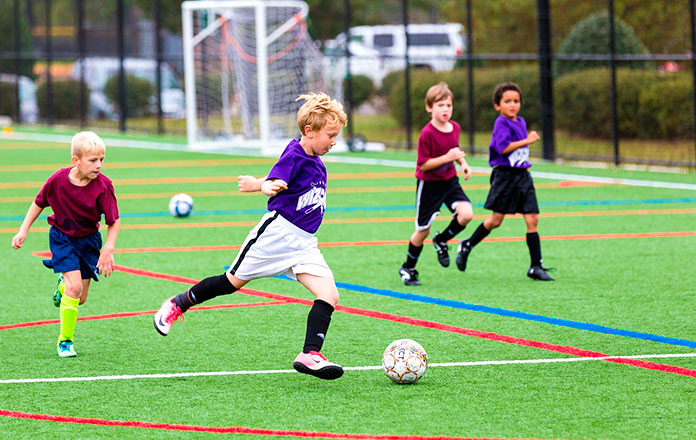 Niños jugando al fútbol