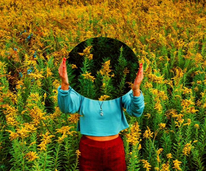 Mujer en un campo de flores.