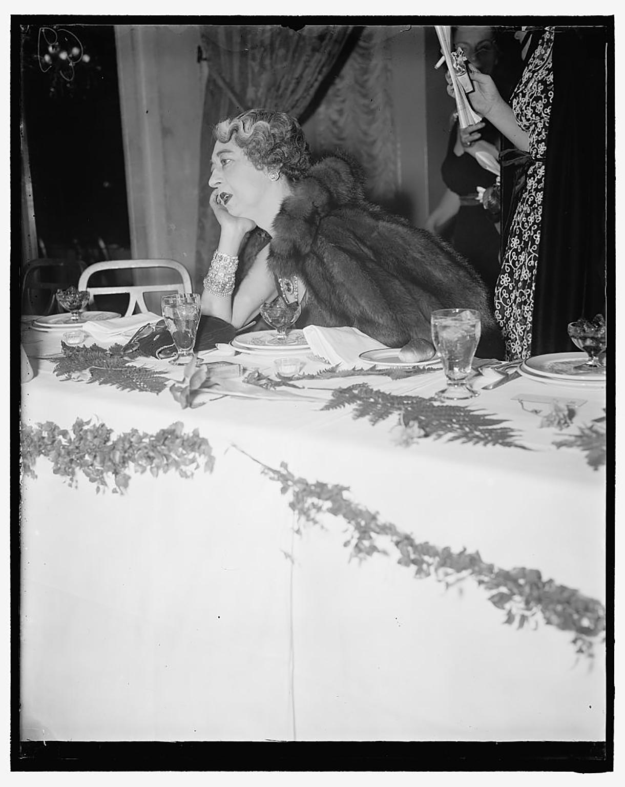 Evalyn Walsh McLean luciendo su diamante de Hope, 1936.