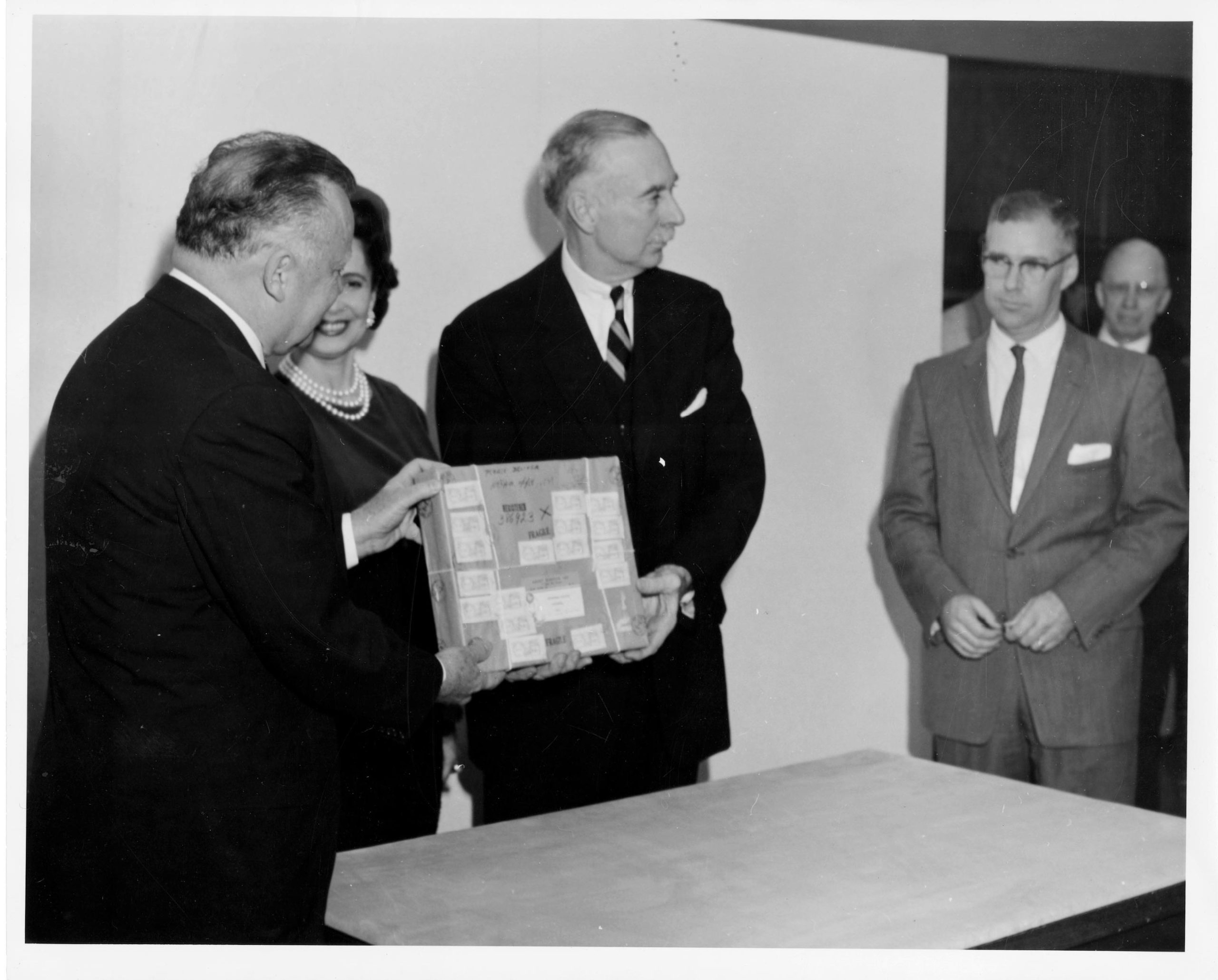 Exposición a los medios del paquete que contenía el Diamante de Hope, 10 de noviembre de 1958.