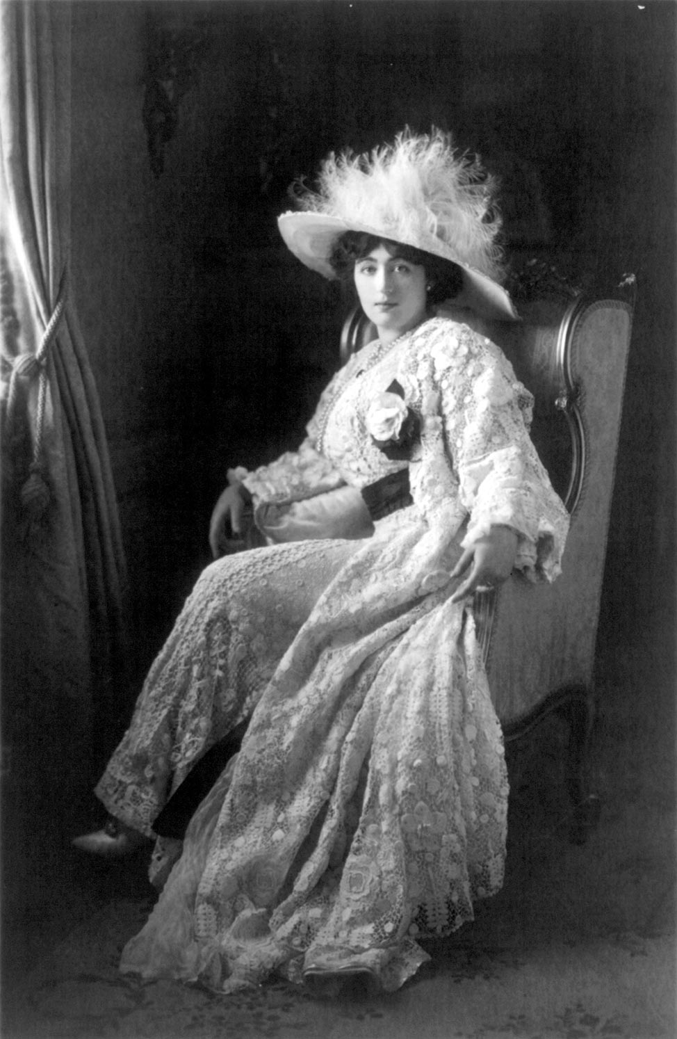 Retrato de cuerpo entero de Evalyn Walsh McLean.