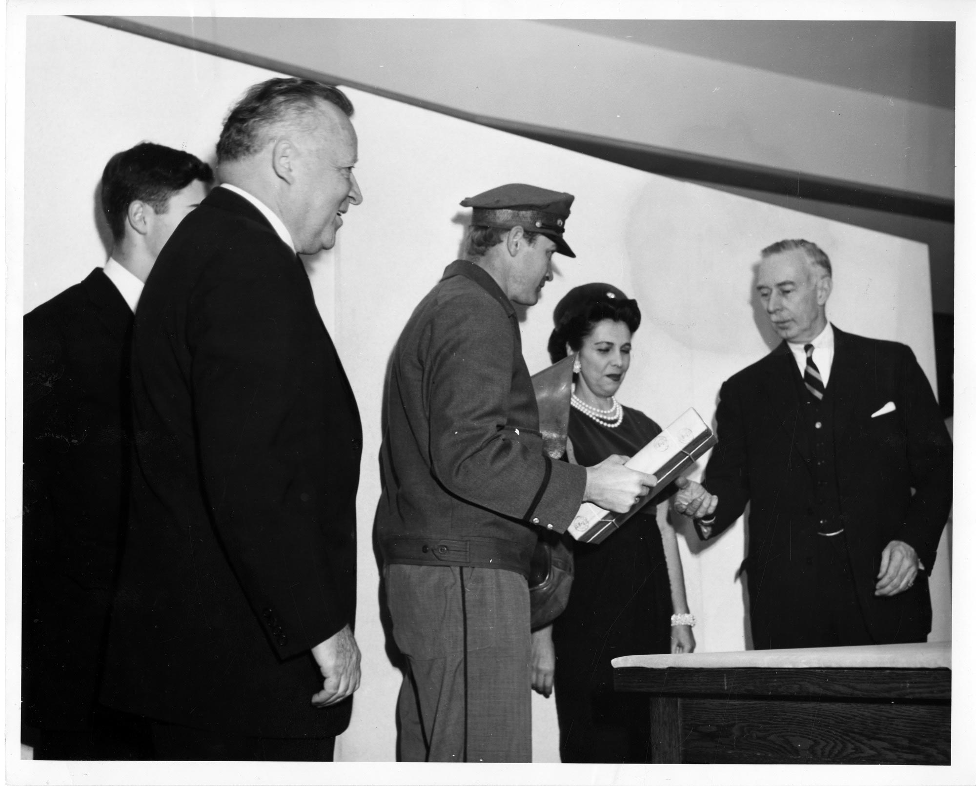 James G. Todd entregando el paquete con el Diamante Hope.