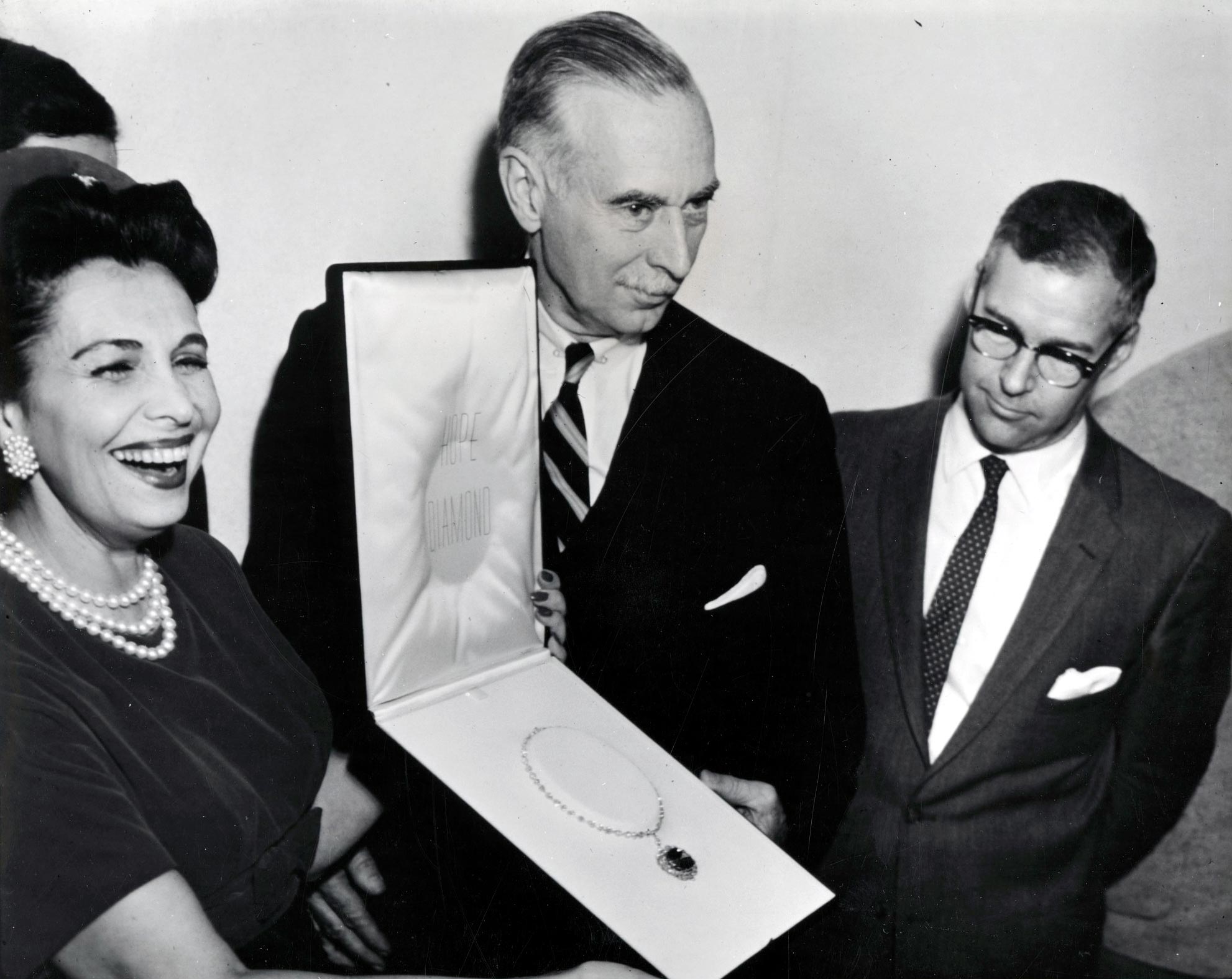 Edna Winston haciendo entrega del Diamante Hope al secretario Leonard Carmichael