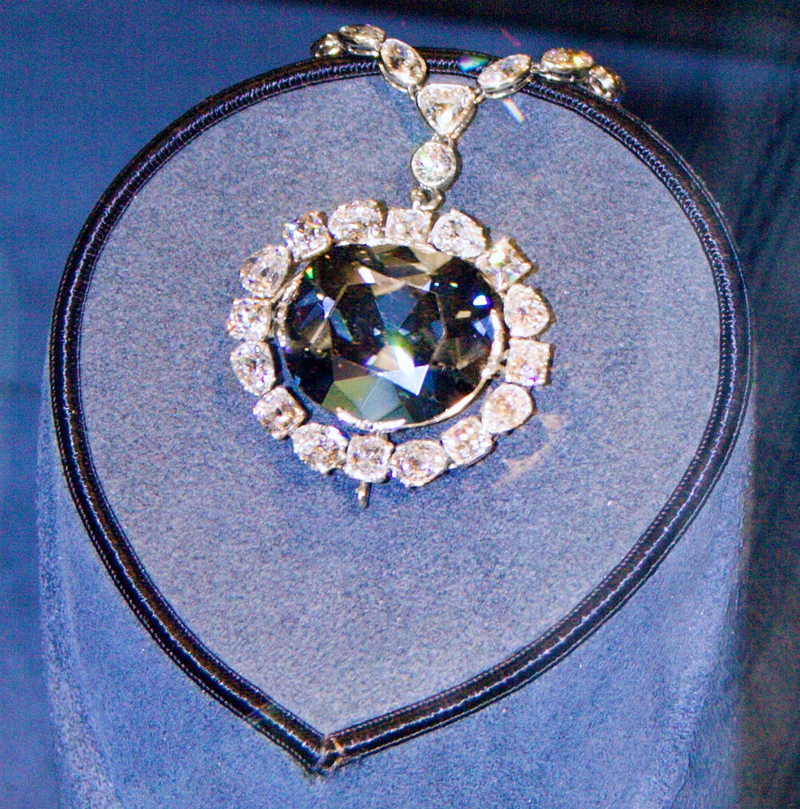Detalle del diamante de Hope en la vitrina del Museo Nacional de Historia Natural.