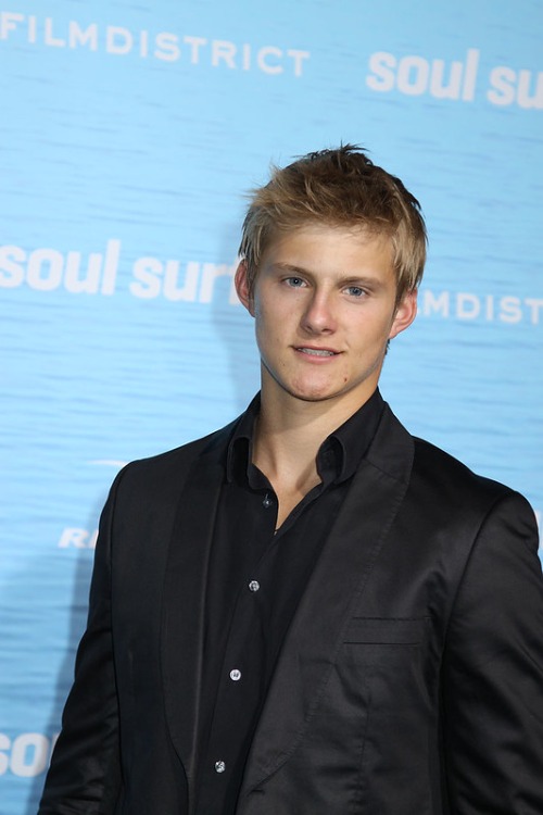 Actores famosos que empezaron como modelos - Alexander Ludwig