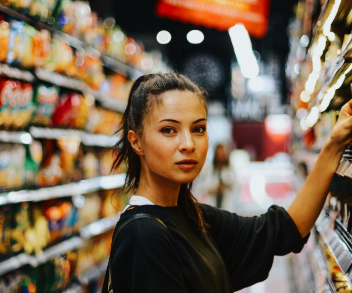 Mujer comprando.