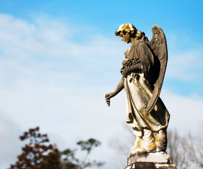 Estatua de un ángel en un cementerio.