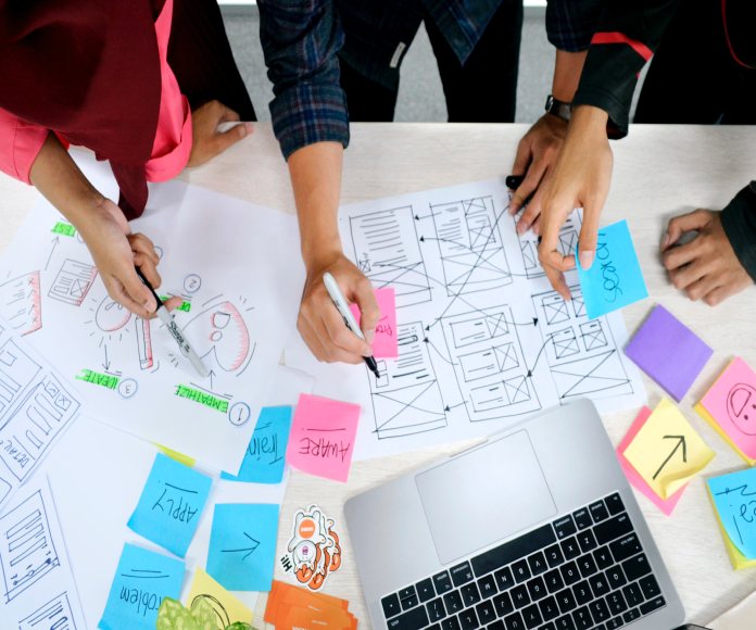 Personas planificando el diseño Web