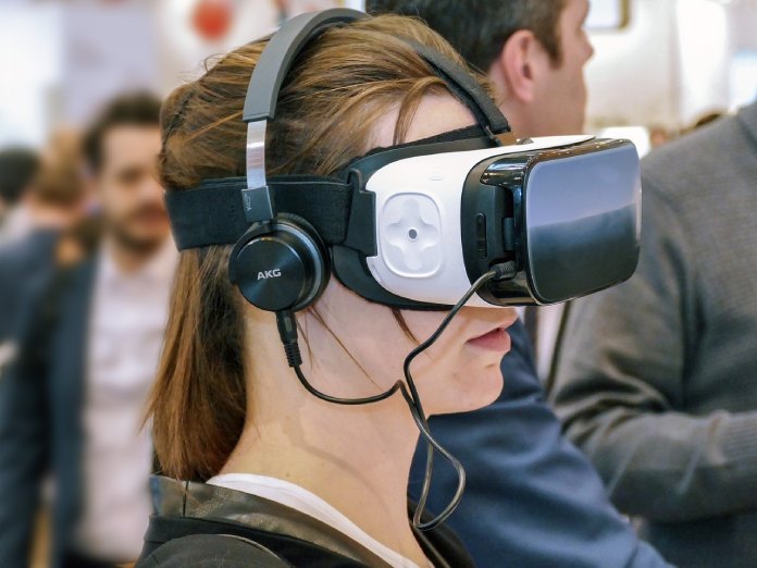 Chica utilizando Dispositivos informáticos de realidad virtual o Cascos VR.
