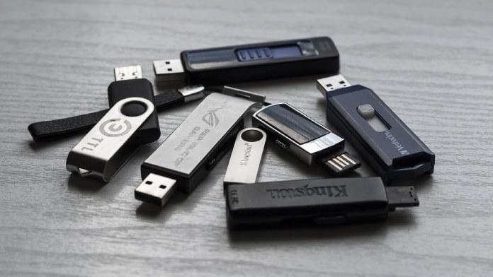 Ejemplo de dispositivos informáticos o dispositivos electrónicos, memoria de almacenamiento USB.