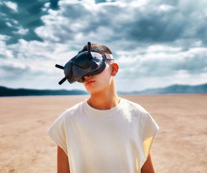 Joven con lentes VR en el desierto.