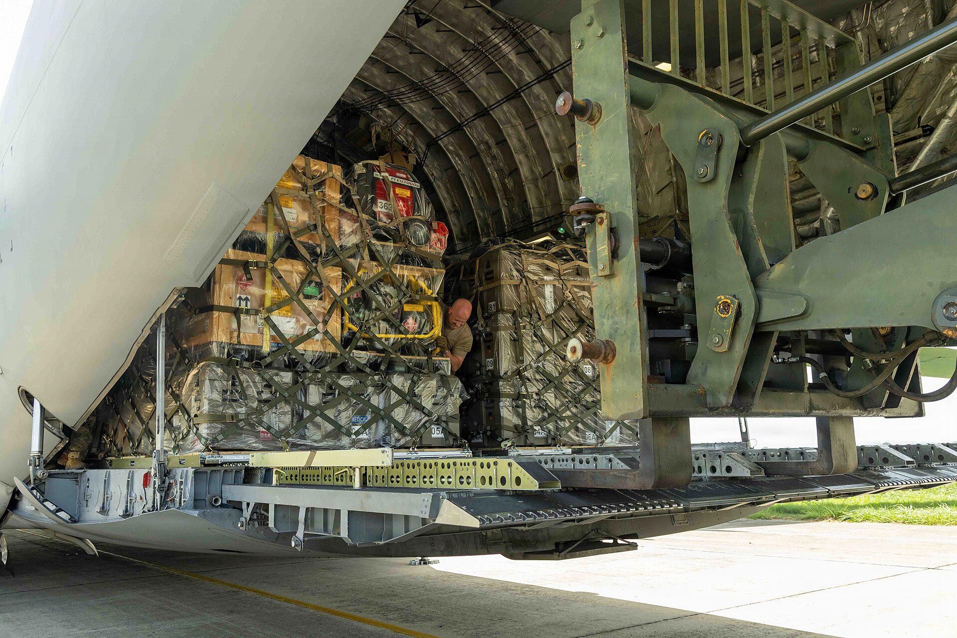 Personal de la Fuerza Aérea de EE. UU. descarga suministros para el apoyo rápido de ayuda humanitaria