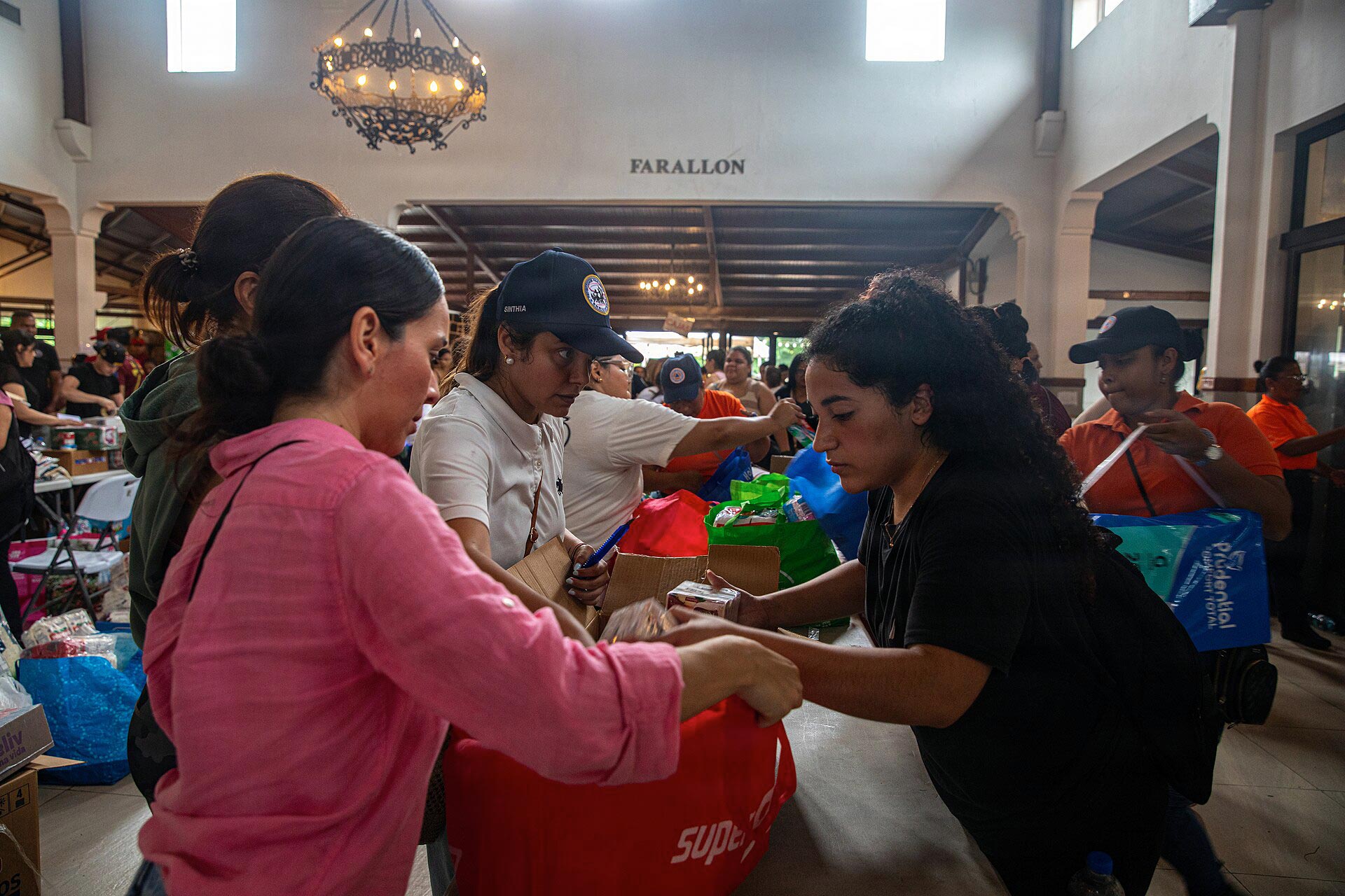 Civiles panameños donan artículos para ayudar a los venezolanos afectados por los terremotos.