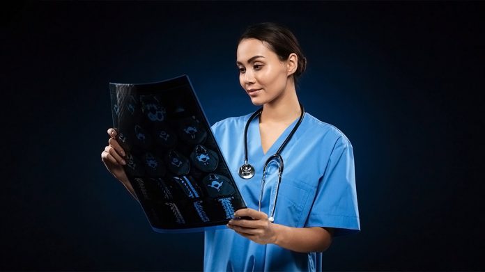 doctora mirando una radiografía