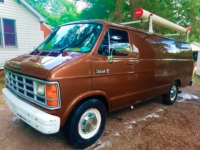 Furgoneta Dodge Ram Van del FBI, frontal