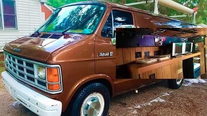 Furgoneta Dodge Ram Van del FBI, interior