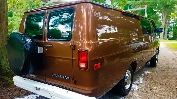 Furgoneta Dodge Ram Van del FBI, trasera