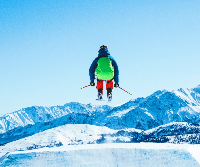 Persona haciendo snowboarding.