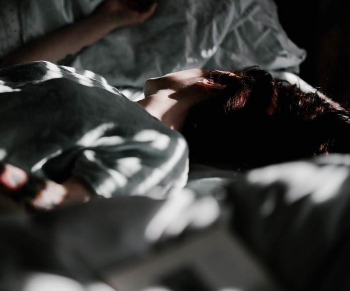 Hombre acostado en una cama durmiendo
