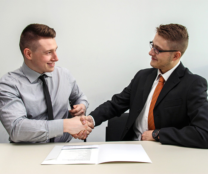 Dos hombres de negocios dándose la mano