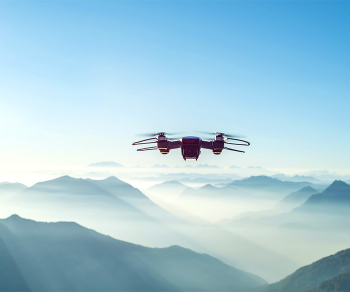 Dron volando con paisaje montañoso detrás