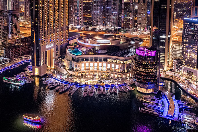 Dubai Marina Mall de noche