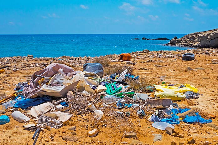 Playa contaminada con envases y otros objetos de plástico