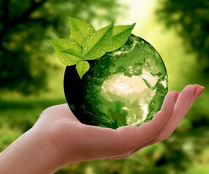 mano sujetando una bola de cristal que representa la Tierra