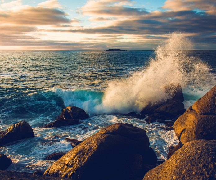 Mares chocando contra las rocas.