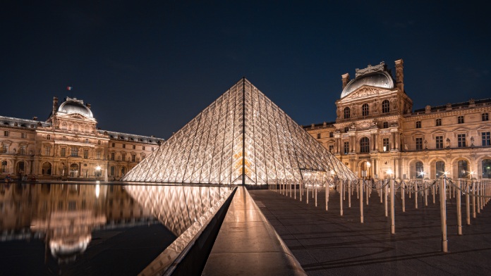 Patio del museo Louvre.