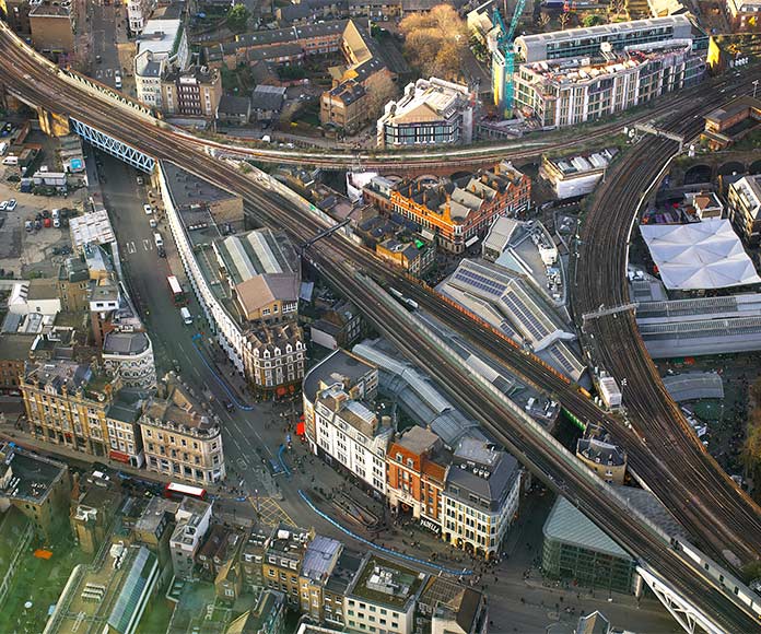 Edificios rodeados por varias autopistas