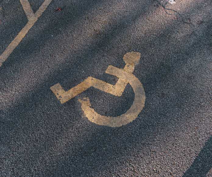 Asfalto con señalizacion de discapacidad