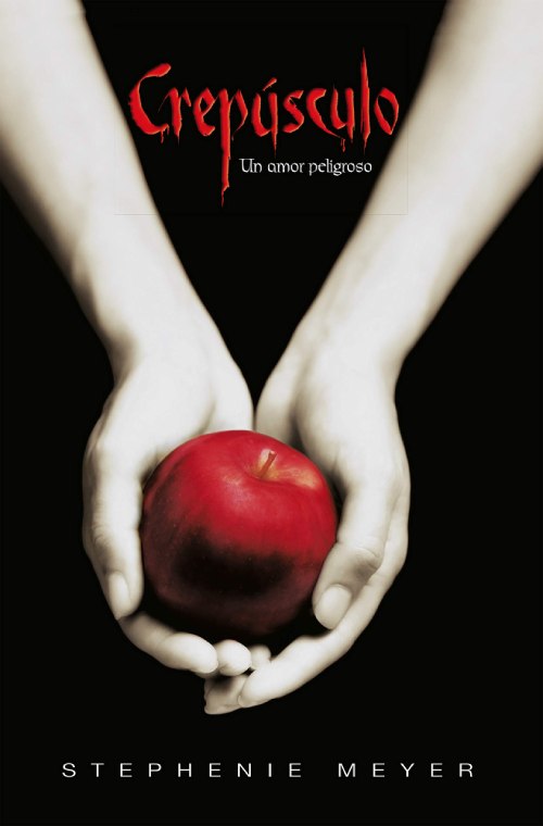 Cover del primer libro de la Saga Crepúsculo en la que aparece una mano sosteniendo una manzana roja. 