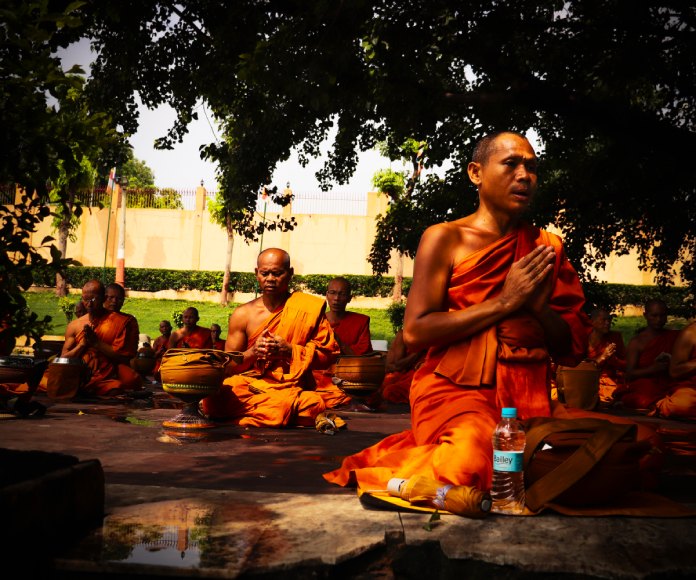 Monjes budistas rezando.