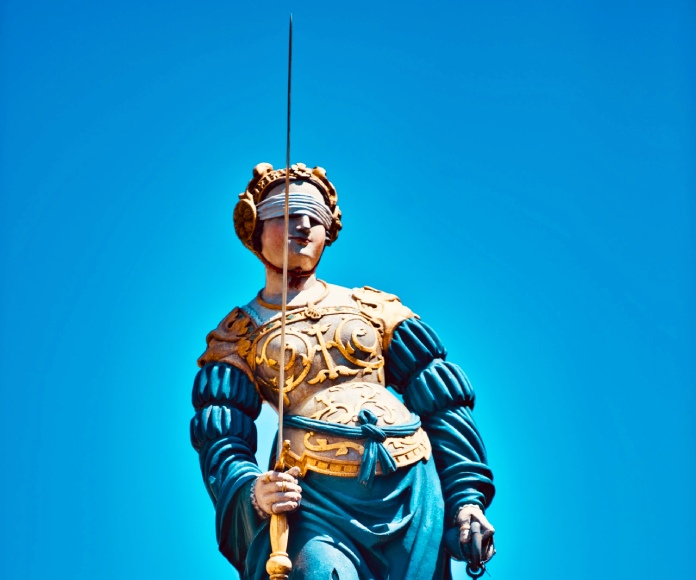 Una mujer con los ojos vendados sosteniendo una espada.
