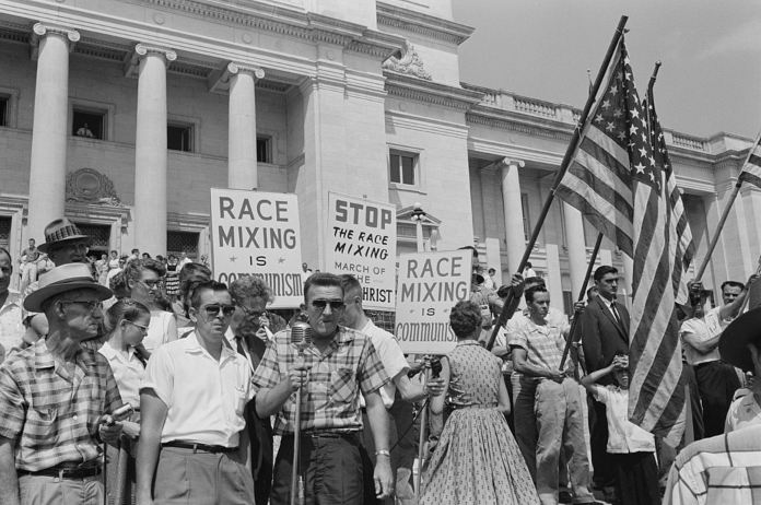 Ejemplos de procesos sociales - Conflicto - Racismo