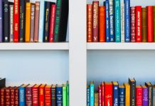 Estantes con libros.